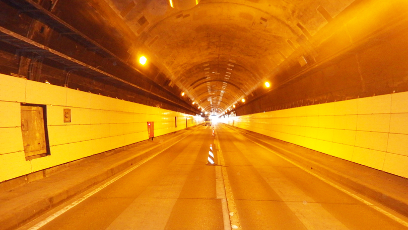 仙岩地区トンネル補修工事内装板施工1